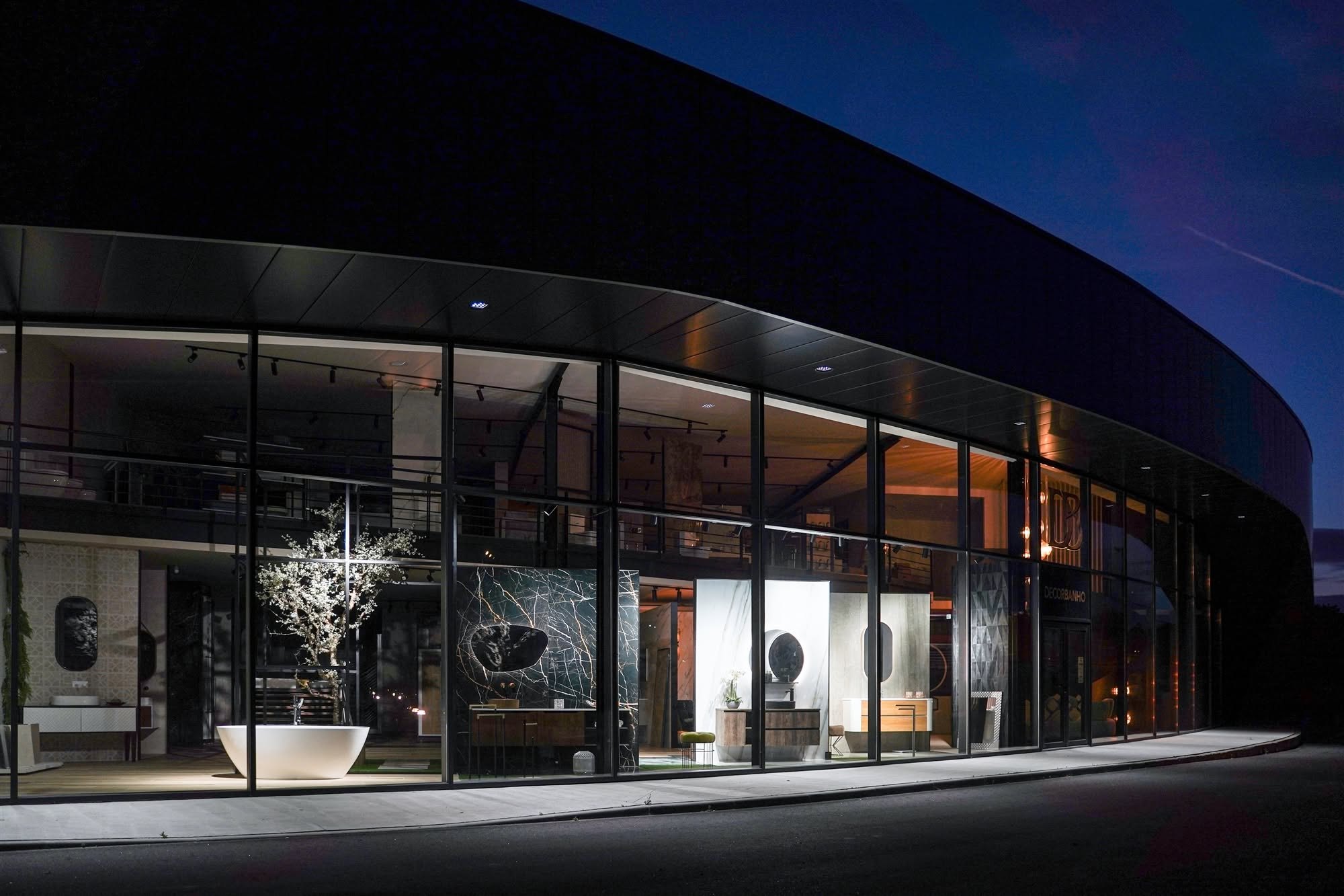 Fachada do showroom DecorBanho em Braga, à noite